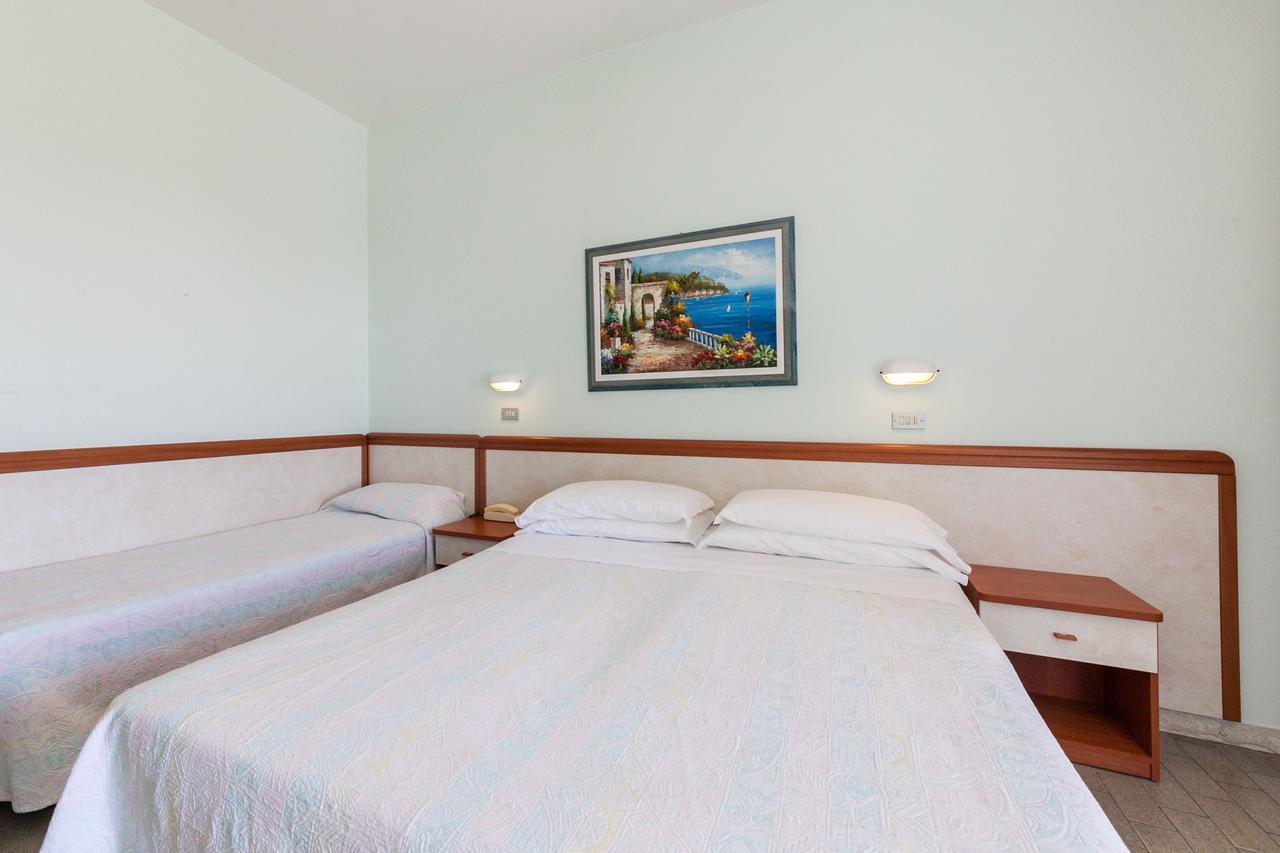 Hotel Universal Беллария-Иджеа-Марина Экстерьер фото